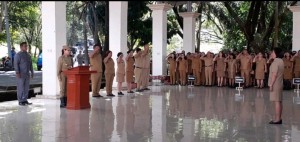 APEL PERDANA: Tampak Bupati Vonnie Anneke Panambunan saat memimpin langsung apel yang berlangsung di Pendopo kantor Bupati.