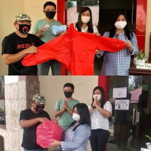 Ketua Denny Lolong saat memberikan bantuan Alat Pelindung Diri kepada pegawai yang ada di Samsat Airmadidi untuk digunakan saat akan melayani masyarakat.