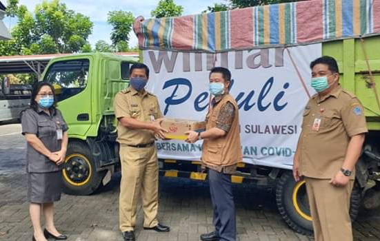 Wakil Gubernur Sulut Drs Steven OE Kandouw saat menerima secara simbolis bantuan dari PT MNS untuk masyarakat yang terdampak Covid-19, Selasa (28/04/2020)