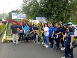Kepala Dinas Pangan bersama warga dan panitia penyelenggara dari Dinas Pangan Minut tampak foto bersama.