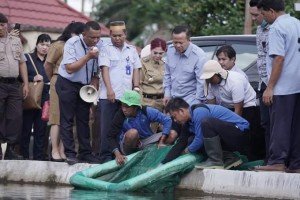 Menteri Kelautan dan Perikanan Edhy Prabowo dan Bupati Vonnie Panambunan saat melihat langsung penakaran ikan di Tatelu kecamatan Dimembe Minut.