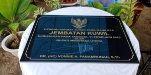 Prasasti yang telah ditandatangani oleh Bupati Vonnie Panambunan.