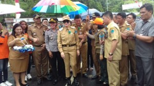 Kehadiran rombongan Bupati bersama Forkopimda disambut oleh camat kalawat dan kepala BPBD Minut.