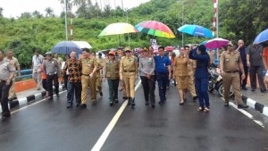 Rombongan Bupati bersama Pejabat pemkab saat melewati jembatan Kuwil yang sudah diresmikan.