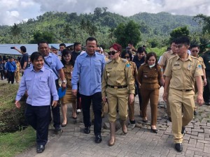Bupati Vonnie Panambunan didampingi Asisten Allan Mingkid saat menyambut Menteri Kelautan dan Perikanan Edhy Prabowo.