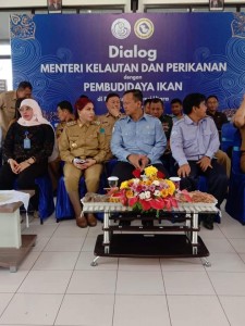 Menteri Kelautan dan Perikanan Edi Prabowo tampak didampingi Bupati Minut Vonnie Anneke Panambunan saat melakukan kunjungan kerja dalam rangka meningkatkan industri ikan air tawar.