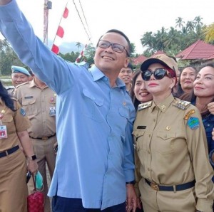SELFIE: Antusias warga dan para ASN atas kehadiran Menteri Kelautan Edhy Prabowo dengan meminta foto bersama