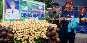 Bupati Vonnie Anneke Panambunan bersama para Forkopimdan mencicipi buah-buahan yang dihias pada kendaaran yang mengikuti parade.