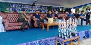 Bupati VAP dan pejabat teras Pemkab Minut bersama Forkopimda tampak menyaksikan para hias dari panggung utama.