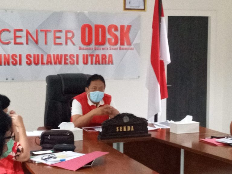 EDWIN SILANGEN SE MS, Sekretaris Daerah Provinsi Sulut saat Video Conference dengan Kemendagri terkait langkah penanganan Covid-19, Jumat (03/04/2020)