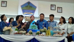 TIUP LILIN: Tampak Bupati Vonnie Anneke Panambunan didampingi Sekda Jemmy Kuhu dan Pejabat pemkab melakukan peniupan lilin 4 tahun kepemimpinan VAP-JO.