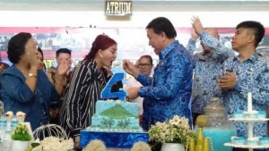 MESRA: Suasana haru ditampilkan oleh Bupati Vonnie Panambunan dan Sekda Jemmy Kuhu saat menyuapi kue HUT 4 tahun kepemimpinan kepada Bupati VAP.