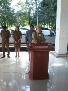 Bupati Vonnie Anneke Panambunan saat mendoakan para ASN pemkab Minut pada apel perdana.