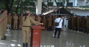 Memberi arahan kepada para ASN dalam Apel Perdana oleh Bupati VAP.