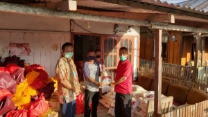 Ketua Komisi 3 DPRD Sulut, Berty Kapojos, S Sos saat mengawal penyaluran bantuan Sembako kepada masyarakat dari Pemprov Sulut di Desa Kima Bajo, Kecamatan Wori.