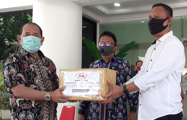 Disaksikan Sekprov Edwin Silangen SE MS, Asisten Bidang Pemerintahan dan Kesra Setda Pemprov Sulut dan Kesra Setda Pemprov Sulut Drs Edison Humiang MSi menerima Bantuan Peralatan Medis yang diserahkan Harold Kansil SE, Kacab PT Hasrat Abadi Manado, Jumat (08/05/2020) pagi