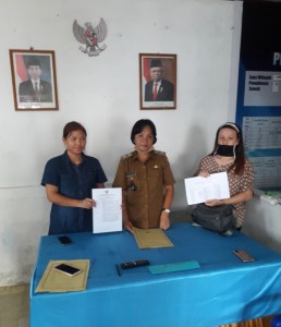 RAMPUNG:Nampak Penjabat Hukum Tua Paslaten, Jouke Kodoatie bersama perangkat desa memegang SK dan data penerima BLT.