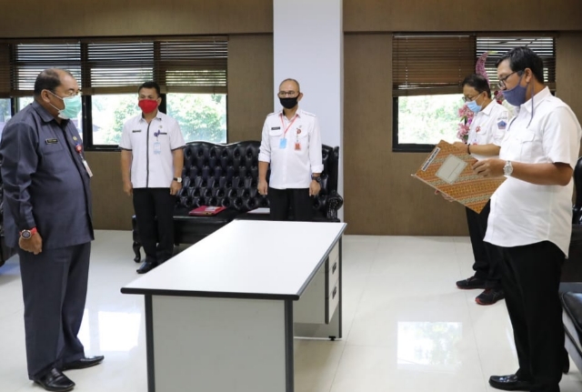 Wakil Gubernur Sulut Drs Steven OE Kandouw melantik Dr Paulus Tamaka MSi sebagai Widyaiswara Madya di BPSDM Sulut, Rabu (13/05/2020)