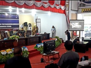 Ketua DPRD Denny Lolong didampingi wakil ketua Olivia Mantiri dan Sekwan Jossi Kawengian disaksikan oleh anggota DPRD Menandatangani naskah keputusan sidang Paripurna.