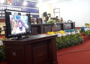 Tampak melalui Video Conference Bupati Vonnie Anneke Panambunan bersama sejumlah pejabat Pemkab mengikuti rapat Paripurna Buka Tutup masa sidang III dan mengakhiri masa sidang II tahun 2020.