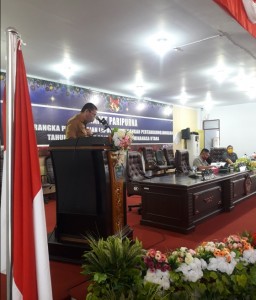 Sekertaris DPRD Minut Jossi Kawengian saat membacakan naskah keputusan DPRD dalam sidang Paripurna.