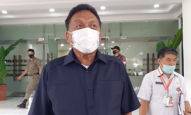 Gubernur Olly Dondokambey SE saat menjawab pertanyaan seputar rencana penerapan PSBB di Kota Manado, Rabu (27/05/2020).