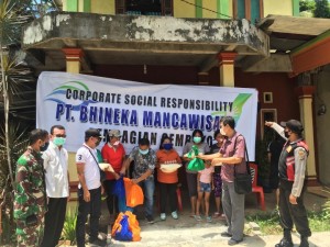 Perwakilan Perusahan PT. Bhineka Mancawisata tampak menyerahkan bantuan secara simbolis kepada warga di Wilayah Kecamatan Likupang Barat.