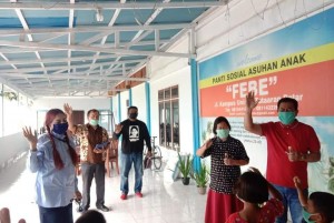 Vonnie Anneke Panambunan bersama anak-anak di panti Asuhan Febe pada sabtu (2/5) akhir pekan lalu.