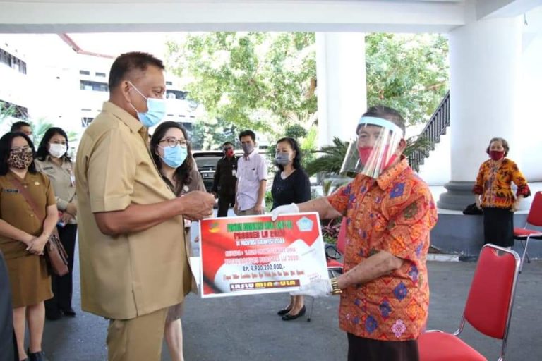 Gubernur Olly Dondokambey SE menyerahkan secara simbolis Bansos Kemensos, Selasa (05/05/2020)