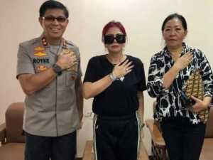 Ketua KBPP Polri Sulut Vonnie Anneke Panambunan bersama Kapolda Sulut Royke Lumowa.