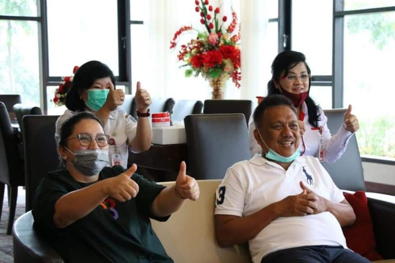 Gubernur Olly Dondokambey SE dan istri saat melakukan Video Conference dengan Tim Medis RSUP Prof Dr RD Kandou Manado dan RS RW Mongisidi Manado, Rabu (13/05/2020)