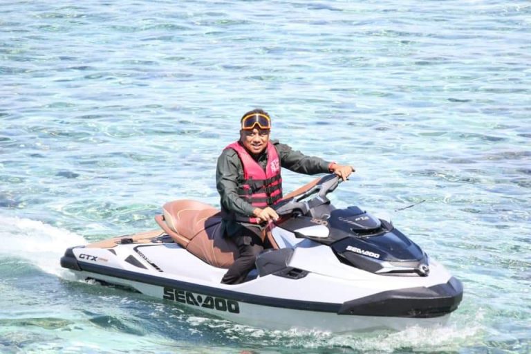 Gubernur Olly Dondokambey SE pakai jet ski untuk memantau sekaligus menyalurkan bantuan sembako pada warga pesisir dan kepulauan di wilayah Kota Manado, Senin (18/05/2020)