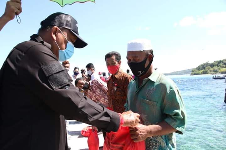 Gubernur Olly Dondokambey SE menyerahkan secara simbolis bantuan paket sembako kepada warga kepulauan di wilayah Kabupaten Minahasa Utara, Selasa (26/05/2020)