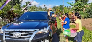 Bupati VAP saat berkunjung dan berbagi masker, Handsanitiser dan uang tunai kepada warga dibeberapa wilayah di Kabupaten Minut.