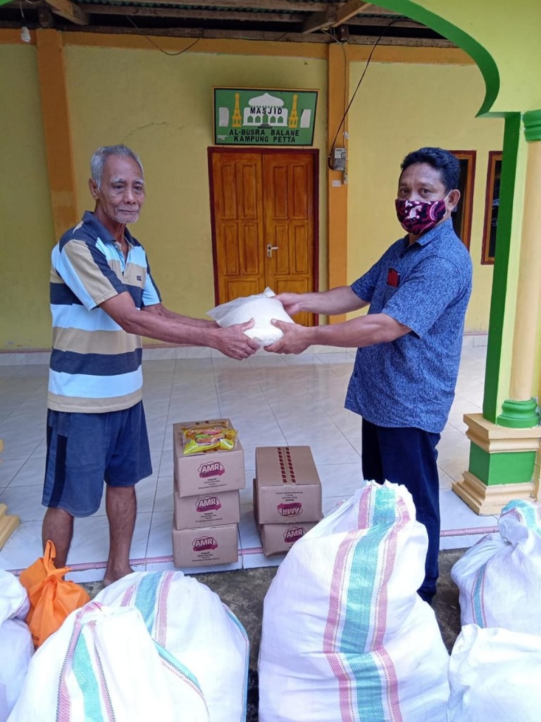 Bantuan Paket Sembako untuk masyarakat yang terdampak Covid-19 di Sangihe