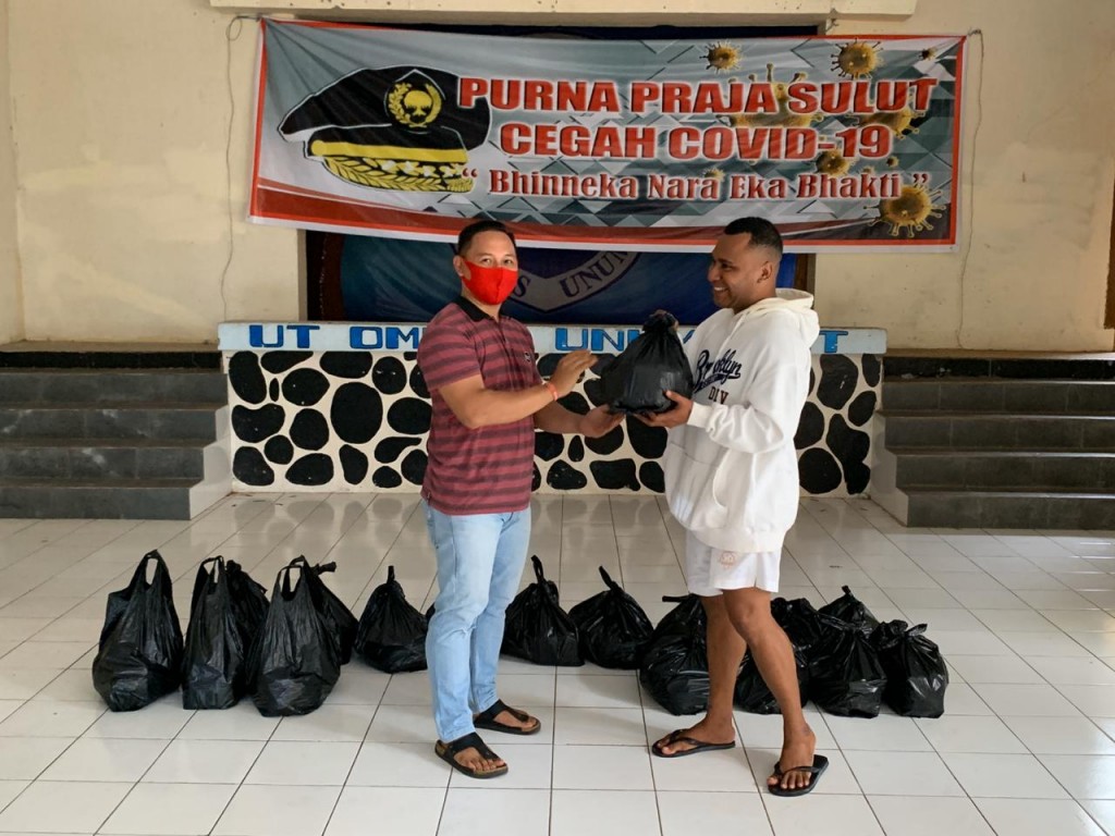 Penyerahan bantuan tali asih Purna Praja Sulut pada mahasiswa