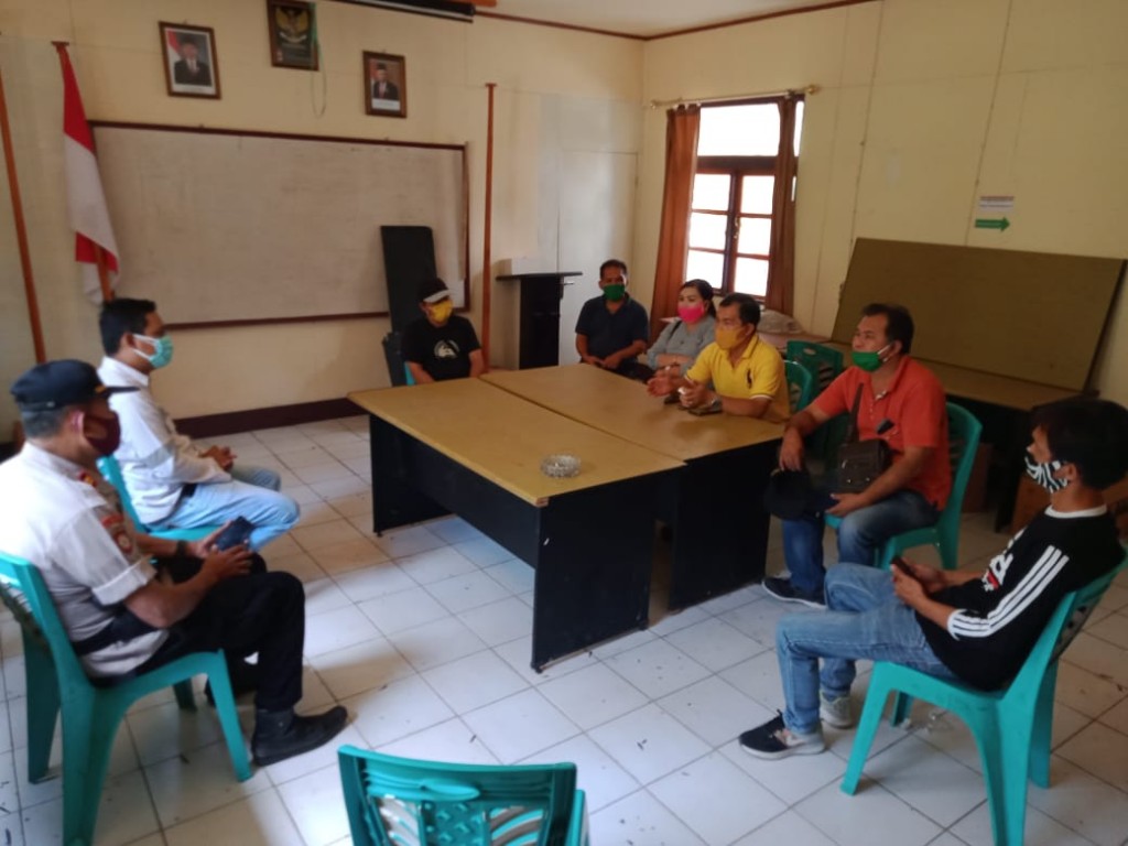 Pertemuan di Kantor PT SEJ Desa Karimbow antara Pemdes Picuan dan Picuan Satu, Sabtu (09/05/2020)