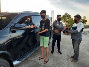 Bupati Vonnie Anneke Panambunan saat memberikan bantuan kepada warga kota manado.