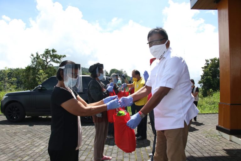 Gubernur Olly Dondokambey SE menyerahkan bantuan paket sembako kepada warga terdampak Covid-19 di Kinali Kawangkoan Minahasa, Jumat (29/05/2020)