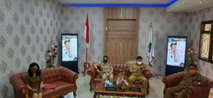 Didampingi Sekda Jemmy Kuhu dan Inspektur Umbase Mayulu Bupati Vonnie Anneke Panambunan mengikuti video conference dengan komisi pemberantasan korupsi dari kantor Bupati.