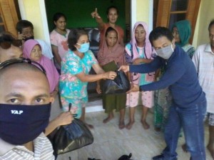 Pemberian bantuan oleh relawan Vonnie Anneke Panambunan Bakal Calon Gubernur Sulut kepada warga Bolmong.