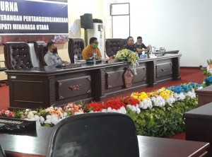 Ketua DPRD Boltim Fuad Landjar didampingi wakil ketua Medy Lensun dan Sekwan Minut Jossi Kawengian.
