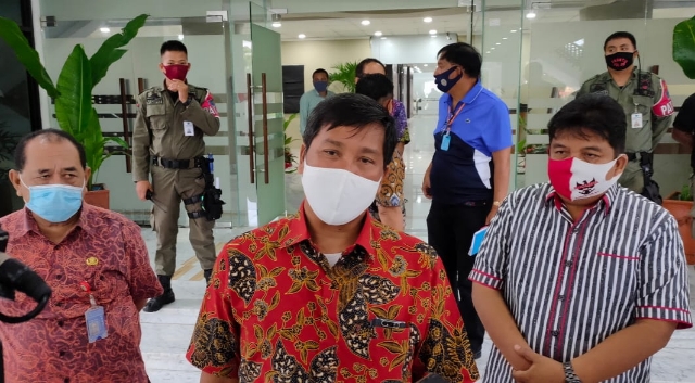 DRS STEVEN OE KANDOUW, Wakil Gubernur saat memberikan keterangan kepada wartawan, Jumat (05/06/2020)