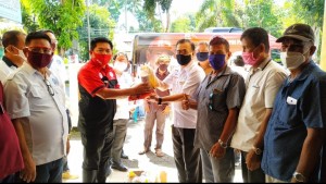 Ketua PKB Rayon I Minut Denny Kamlon Lolong, S.Sos yang juga ketua PIKI tampak menyerahkan secara simbolis bantuan sembako untuk disalurkan kepada Pria Kaum Bapa di 88 Jemaat pada 11 wilayah.