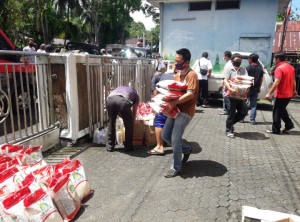 Tampak sejumlah Pria Kaum Bapa melakukan pembagian paket sembako untuk dilakukan penyaluran