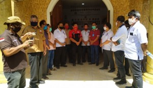 Foto bersama para Penatua PKB GMIM dan Pendeta di depan gedung Gereja GMIM Eben Heazer Suwaan.