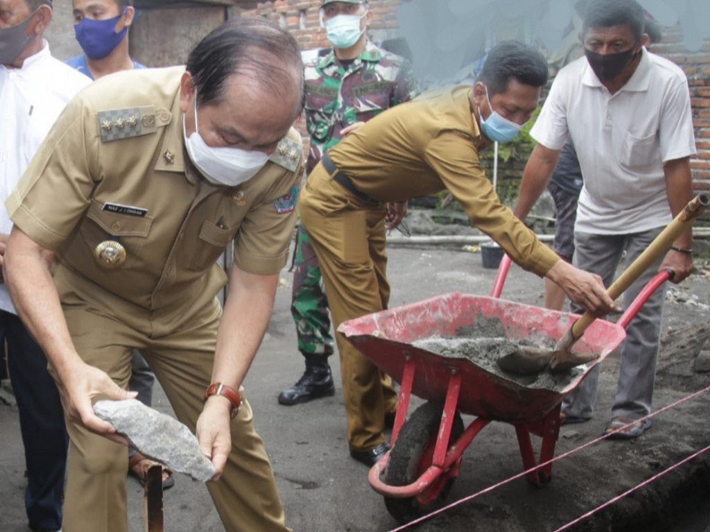 Wali Kota Bitung, Max J Lomban, meletakan batu pertama rehabilitasi rumah bagi Masyarakat Berpenghasilan Redah (MBR), di Kelurahan Girian Bawah, Kecamatan Girian, Selasa (23/6/2020).