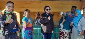 Ketua KBP3 Vonnie Panambunan saat bersama warga di Bolmong.