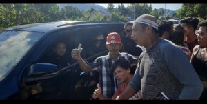 BERBAGI: Ketua KBPP Polri Sulut Vonnie Anneke Panambunan membagikan berkat kepada warga yang terdampak Covid - 19 di Bolmut, kemarin.