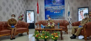 VIDCON: Bupati Vonnie Anneke Panambunan didampingi Asisten Allan Mingkid dan Jane tampak saat mengikuti Musrembang RKPD se Provinsi Sulut via Video Conference.